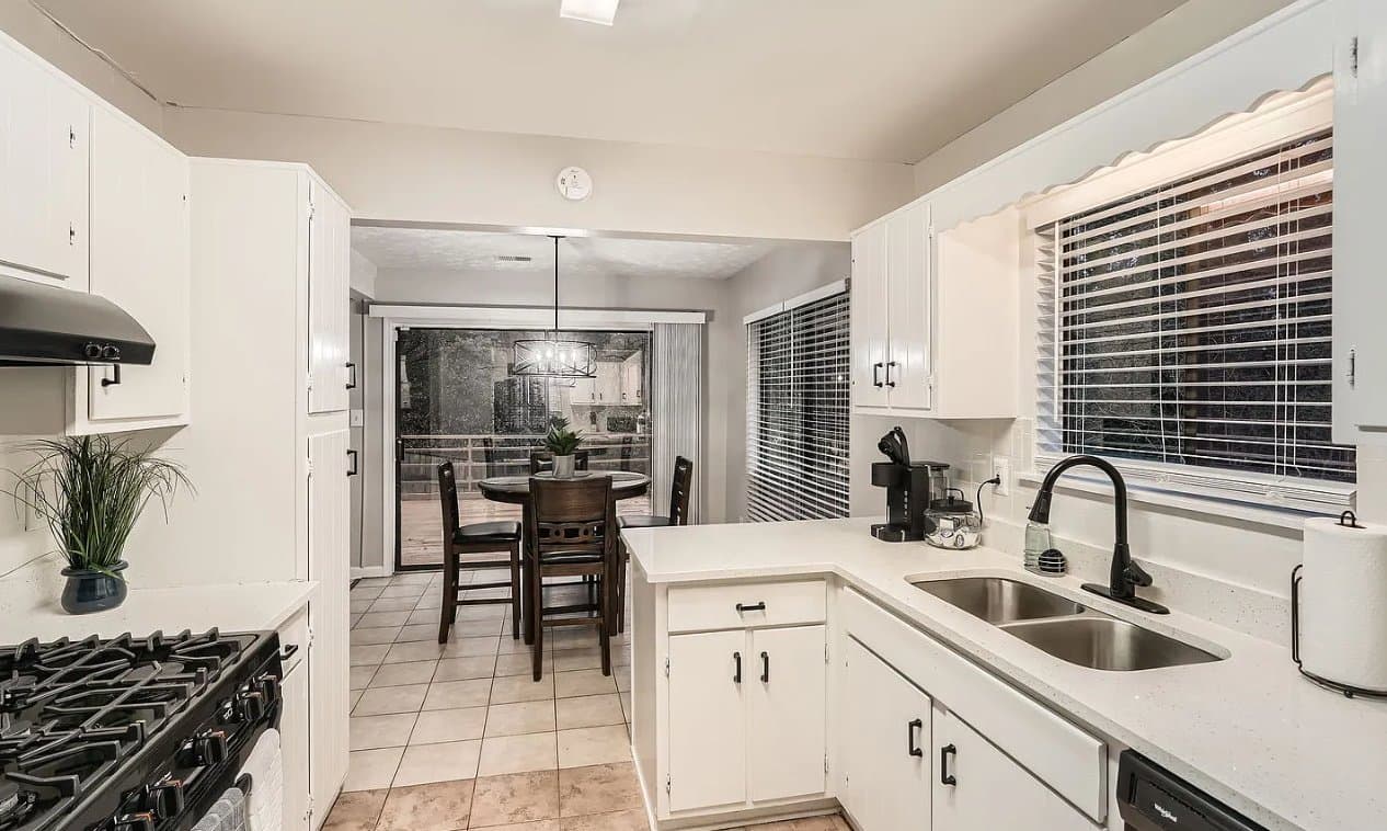 Roswell House: 1040 Terramont Dr