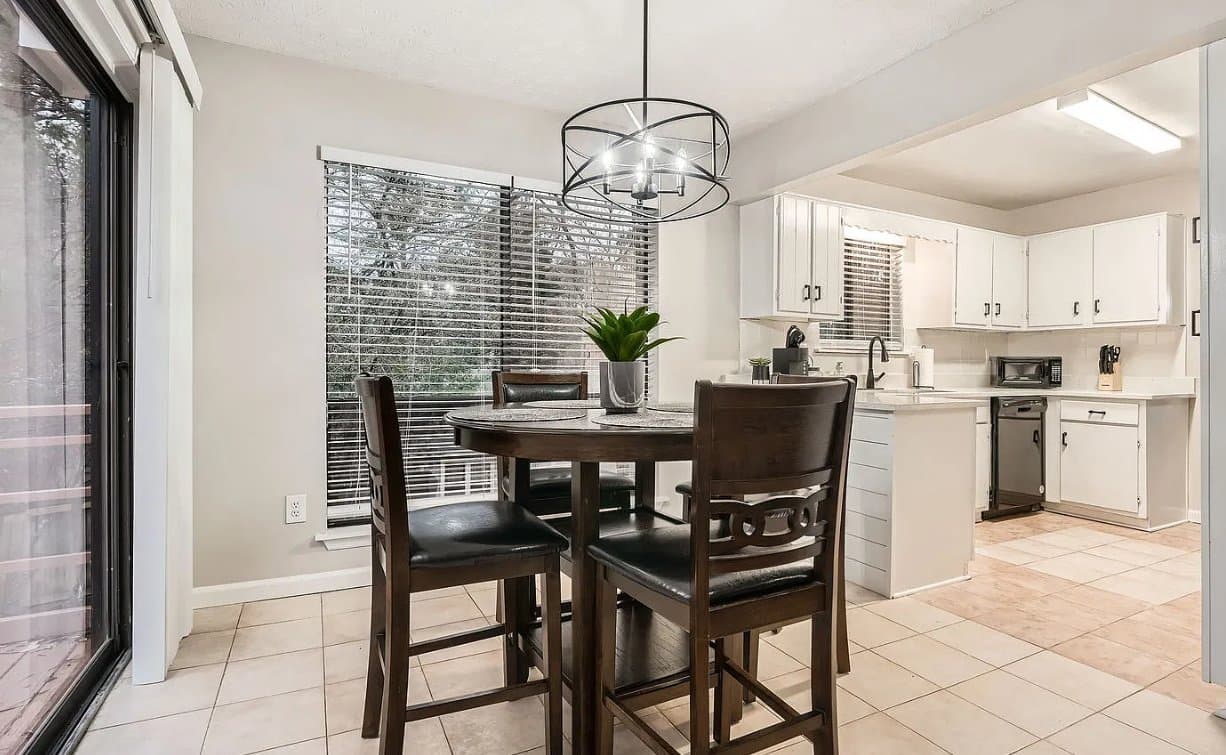 Roswell House: 1040 Terramont Dr