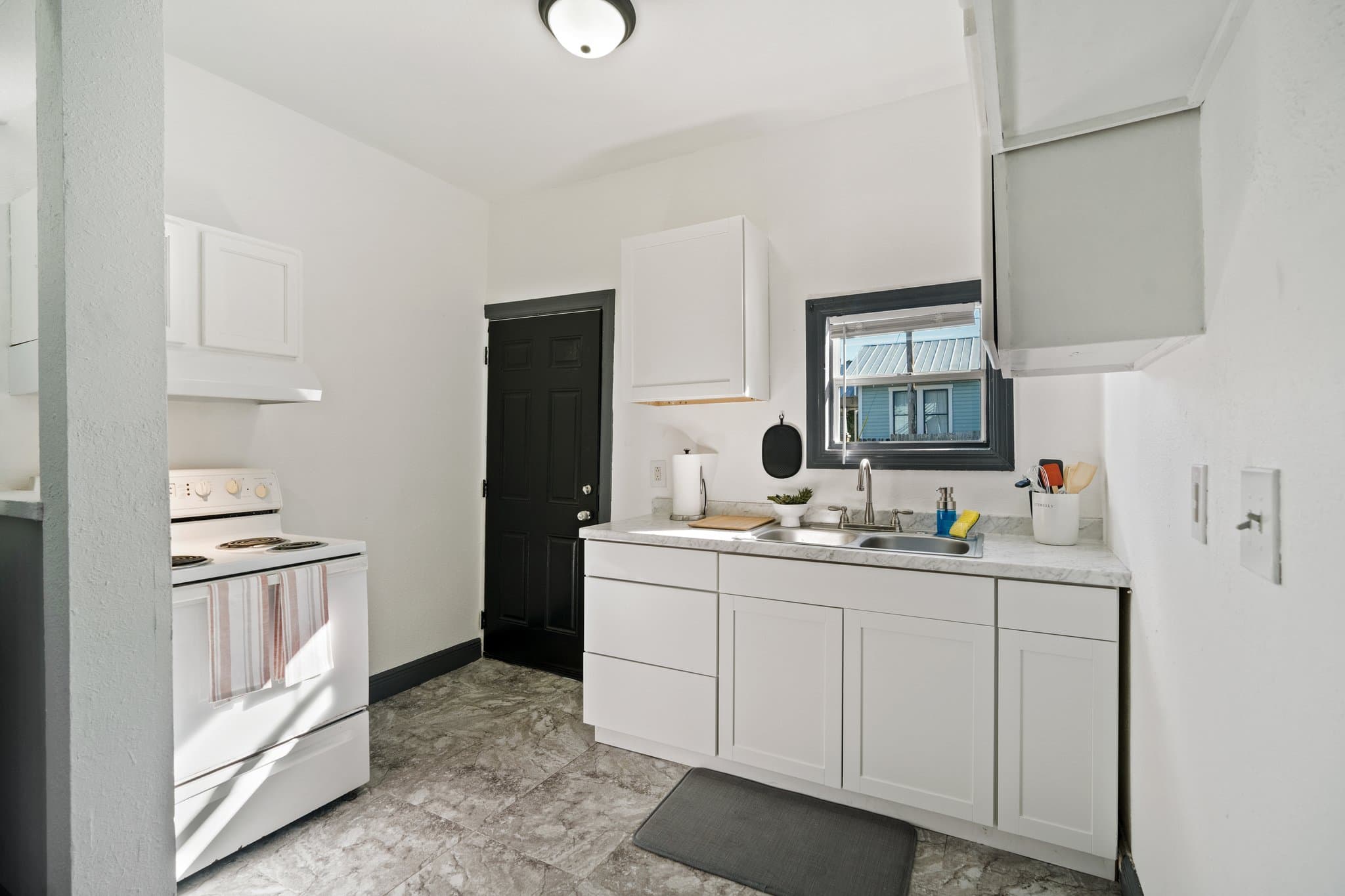 Tampa House: 1221 E Columbus Dr