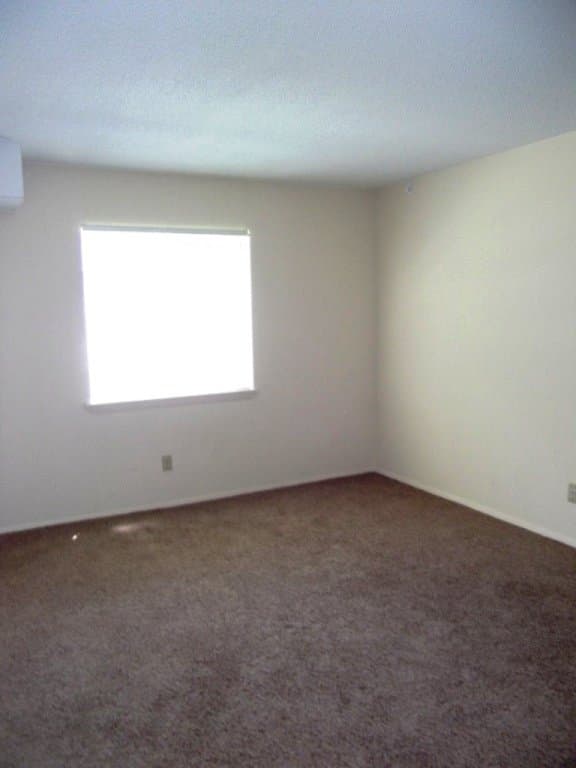 Springfield Apartment: 1230 E McDaniel St