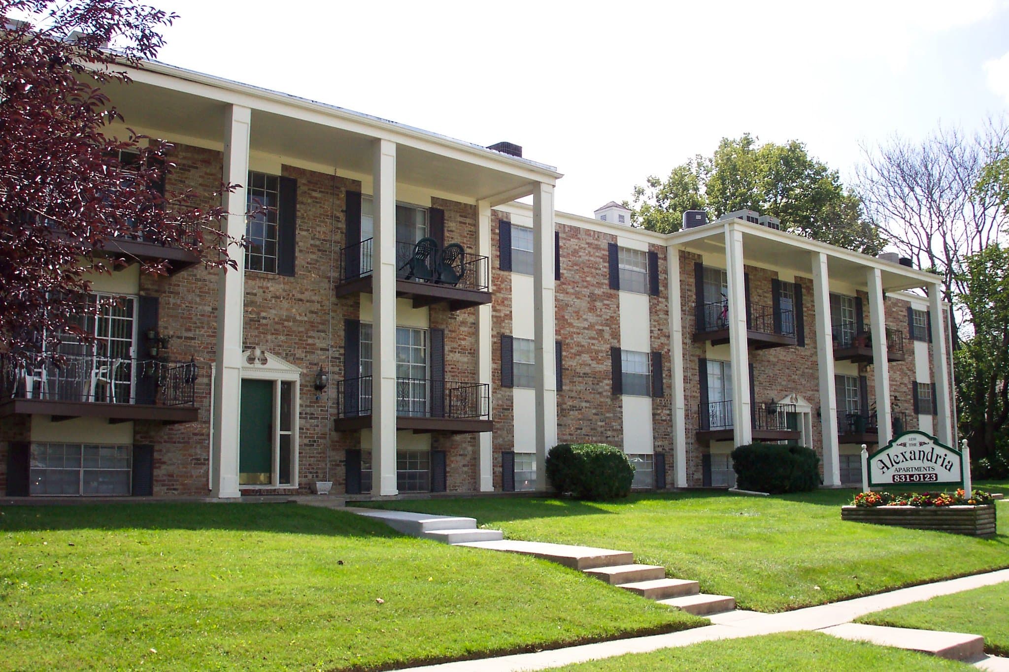Springfield Apartment: 1230 E McDaniel St