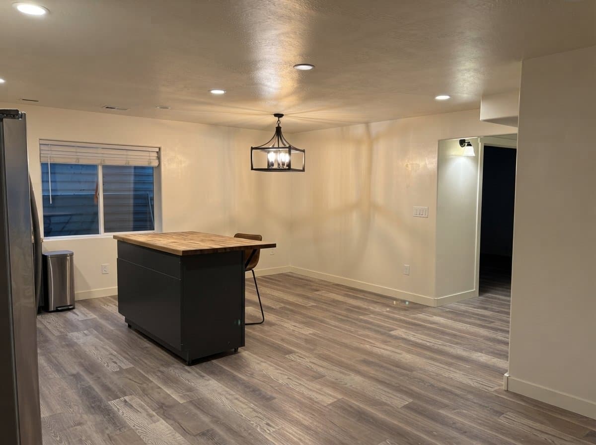 Midvale House: 765 W Wasatch St