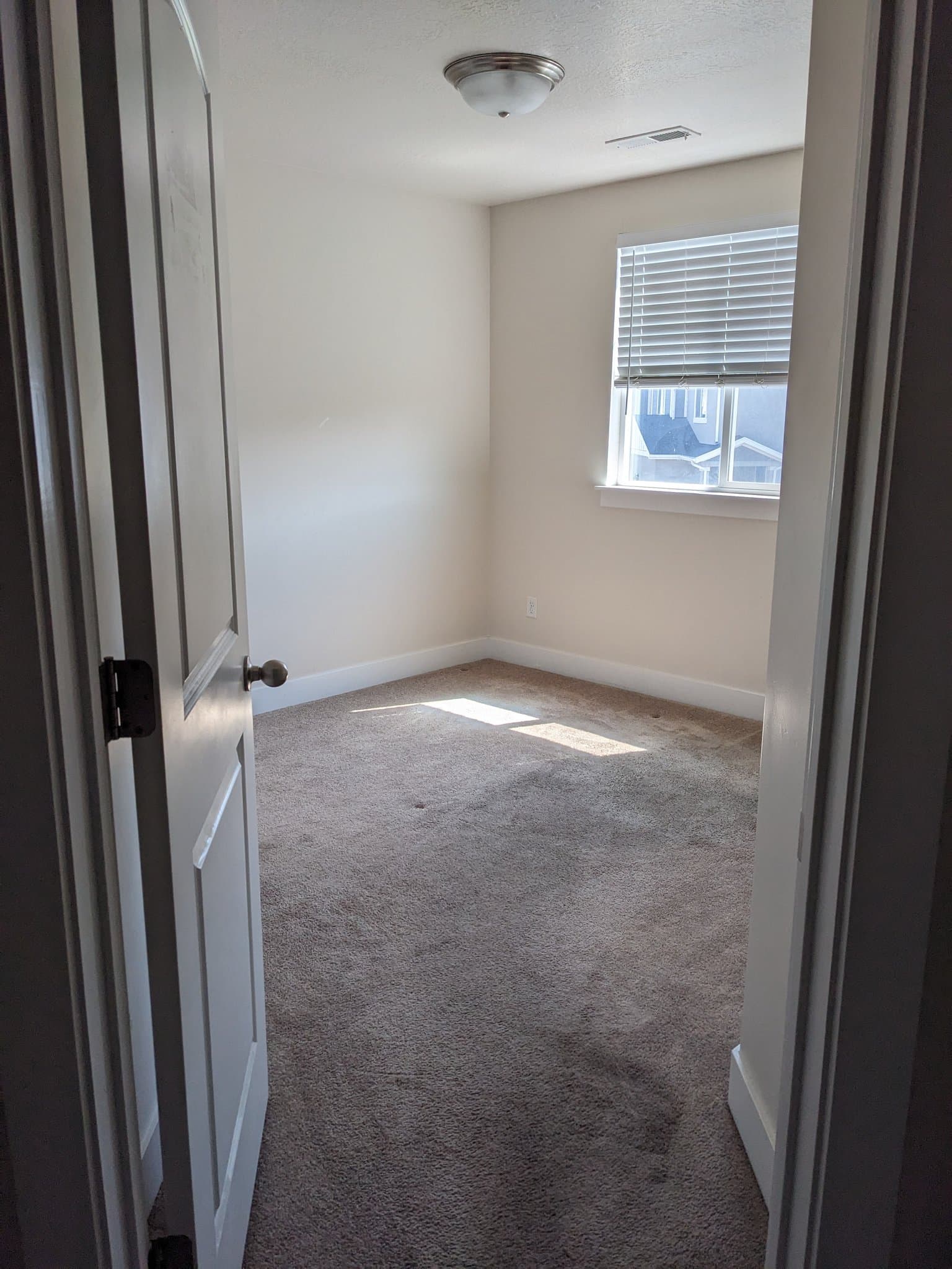 Vineyard Townhome: 262 W Silver Springs Dr