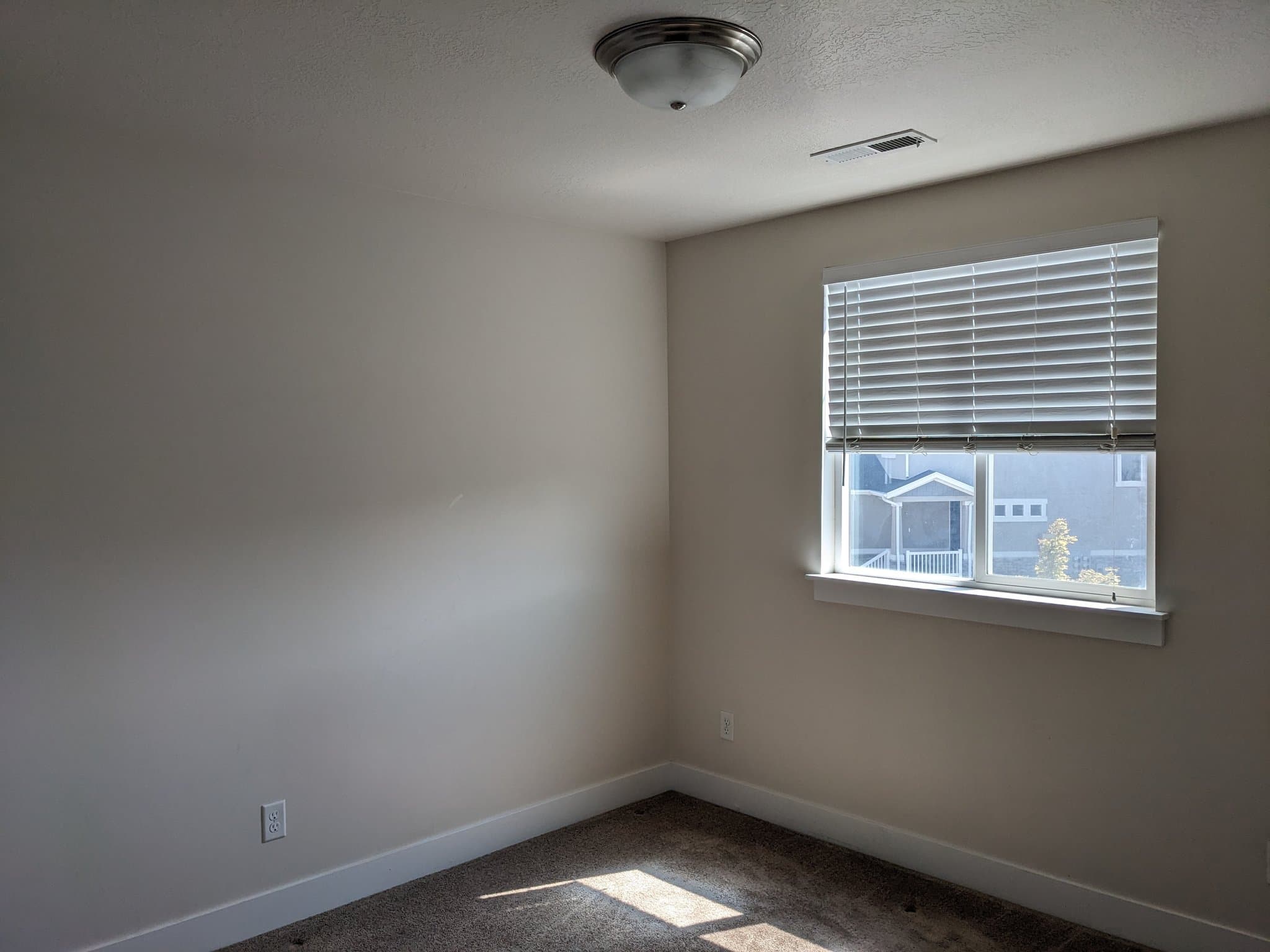Vineyard Townhome: 262 W Silver Springs Dr