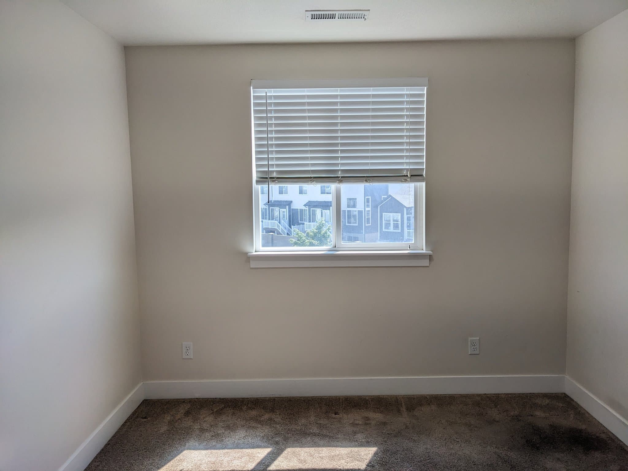 Vineyard Townhome: 262 W Silver Springs Dr