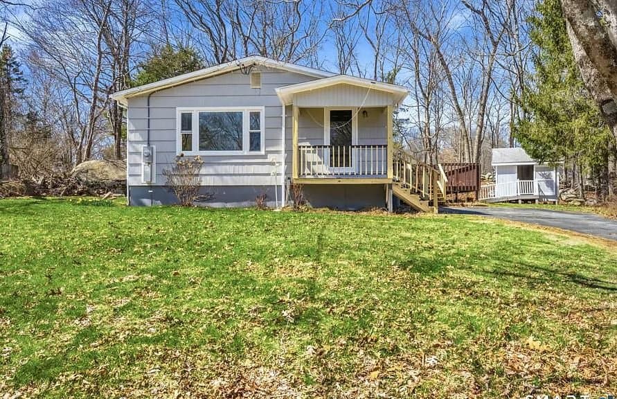 Gales Ferry House: 9 Stone Ct