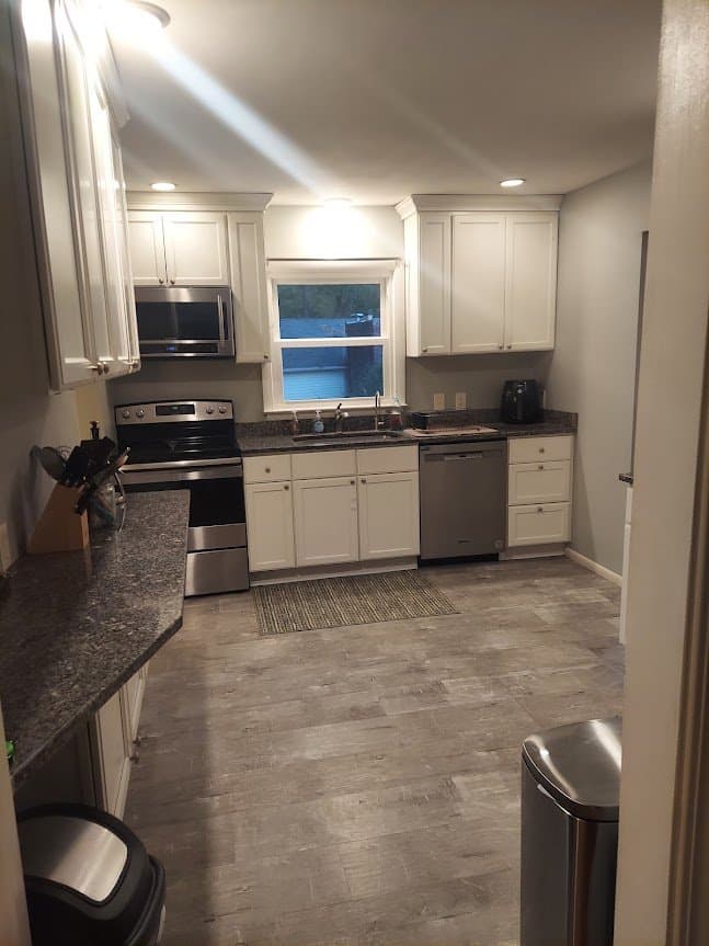 Gales Ferry House: 9 Stone Ct