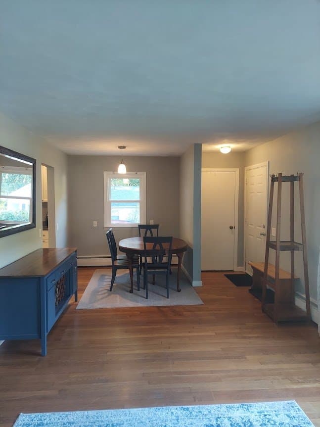 Gales Ferry House: 9 Stone Ct