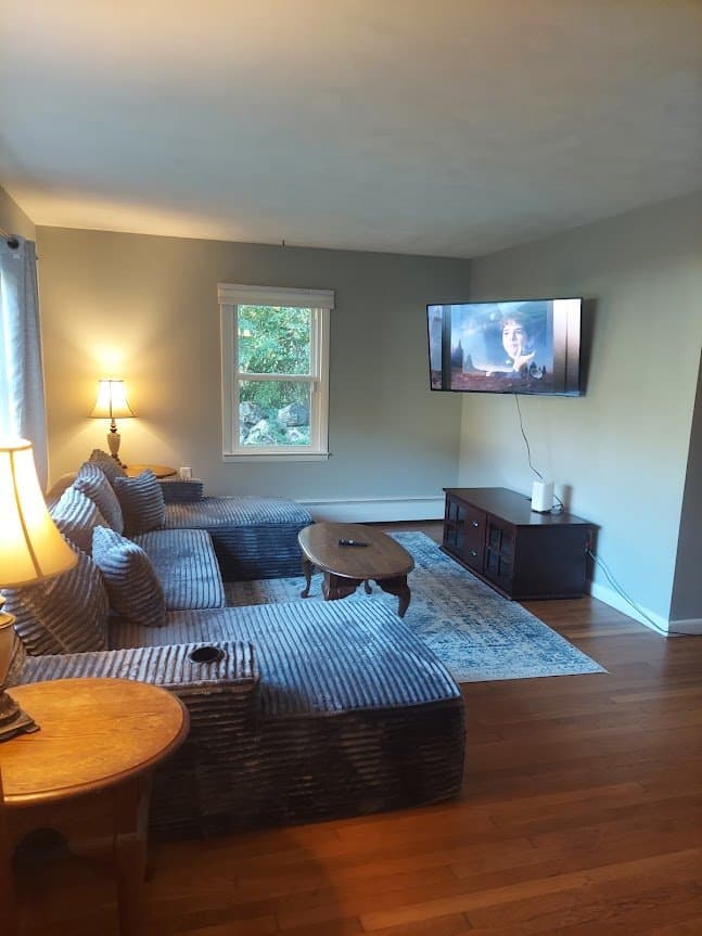 Gales Ferry House: 9 Stone Ct