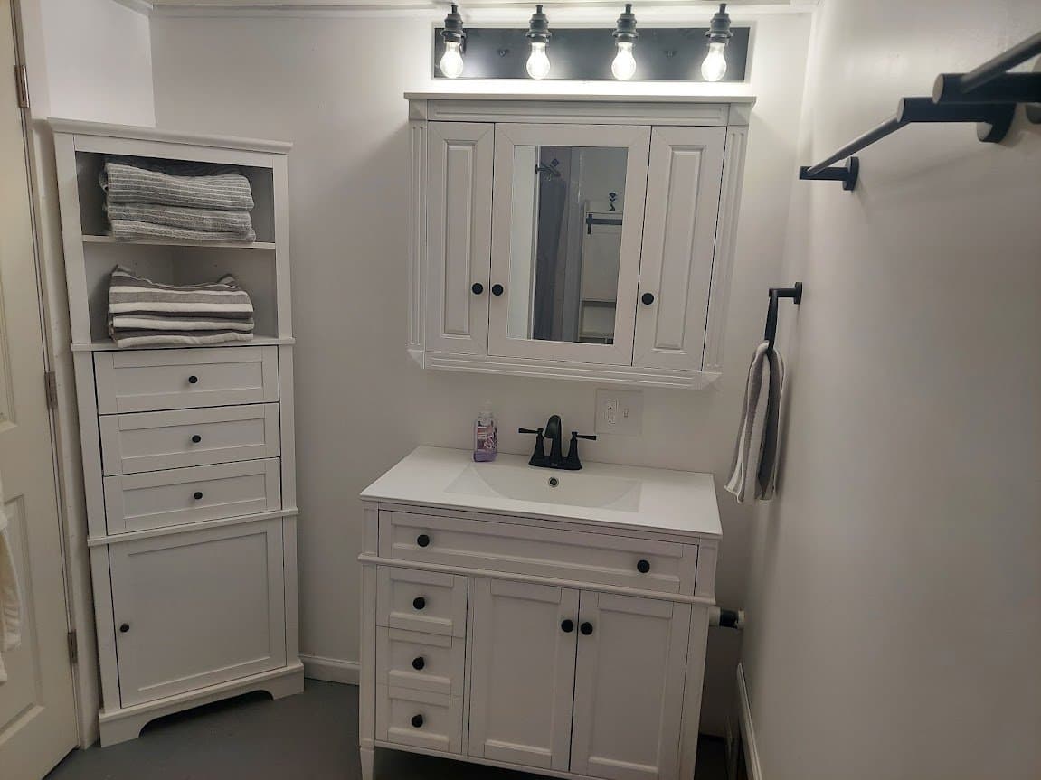 Gales Ferry House: 9 Stone Ct