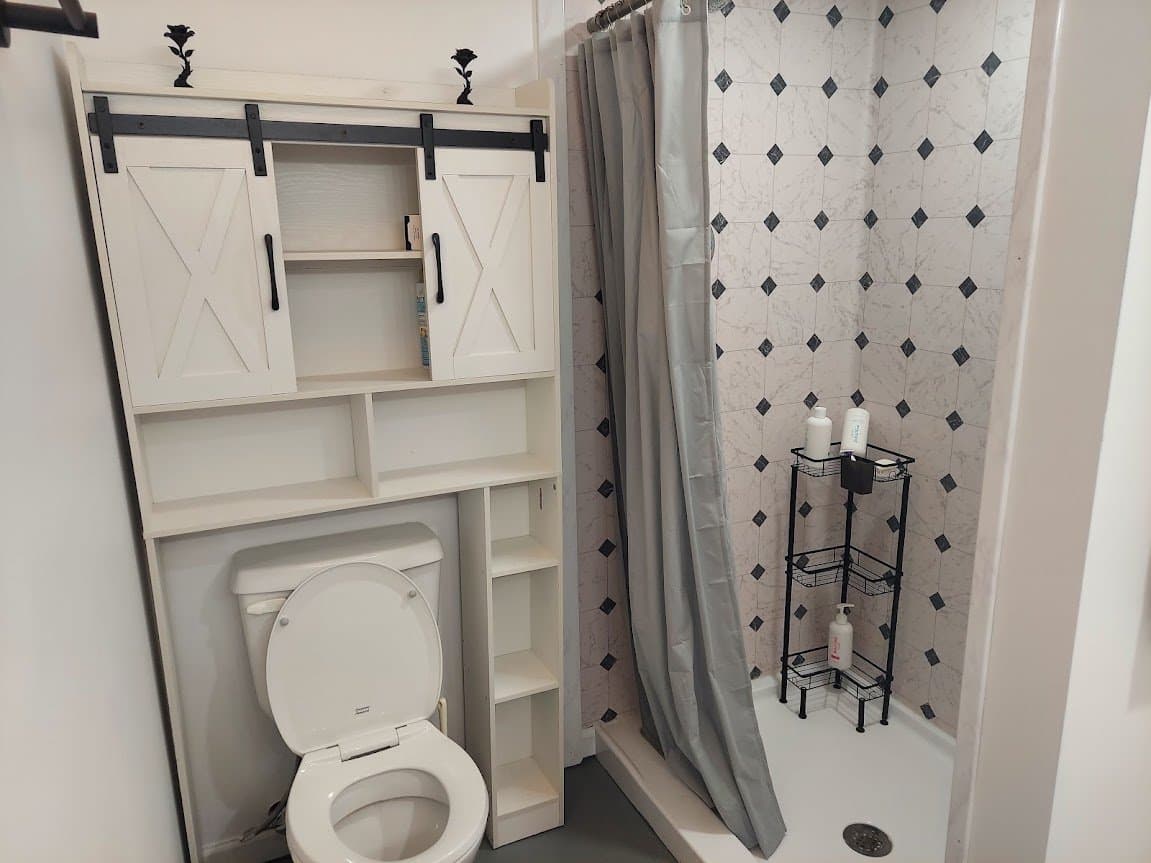 Gales Ferry House: 9 Stone Ct