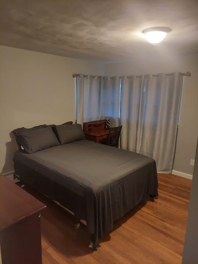 Gales Ferry House: 9 Stone Ct