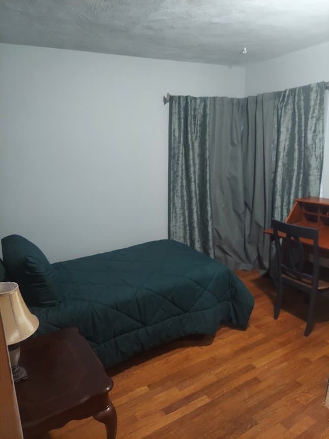 Gales Ferry House: 9 Stone Ct