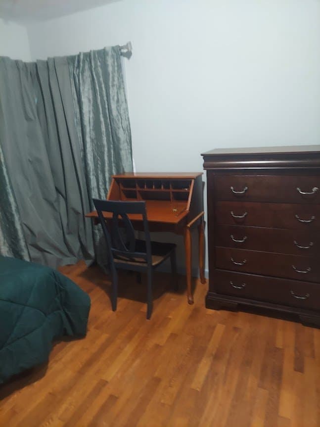 Gales Ferry House: 9 Stone Ct