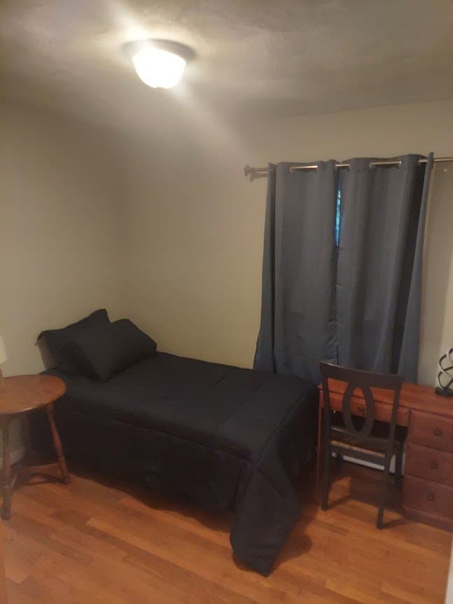 Gales Ferry House: 9 Stone Ct