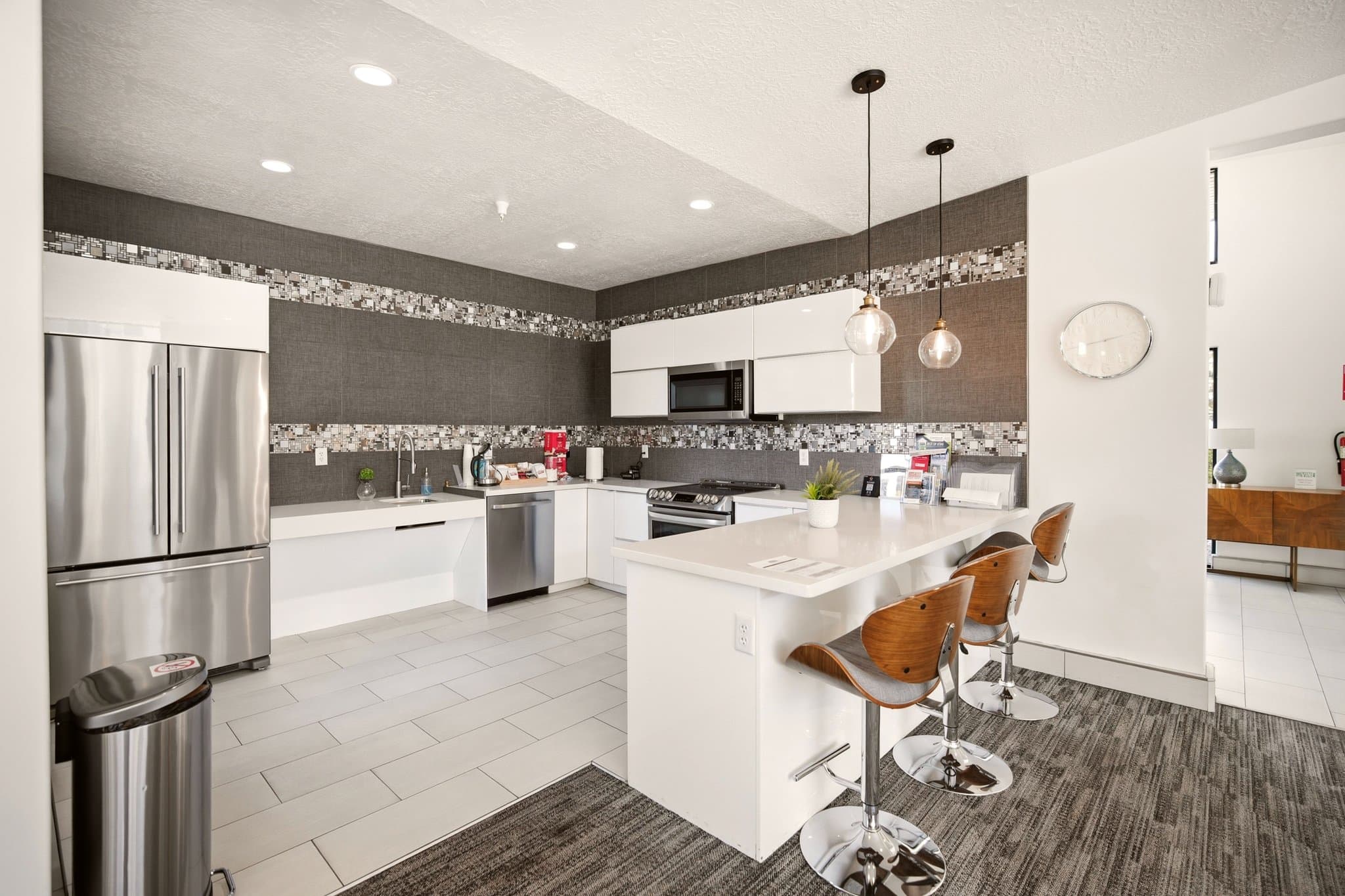 Vineyard Apartment: 250 N Mill Rd