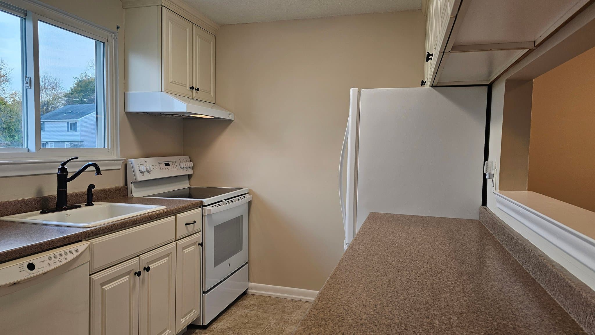 EAST GRANBY Townhome: 16 Seymour Rd