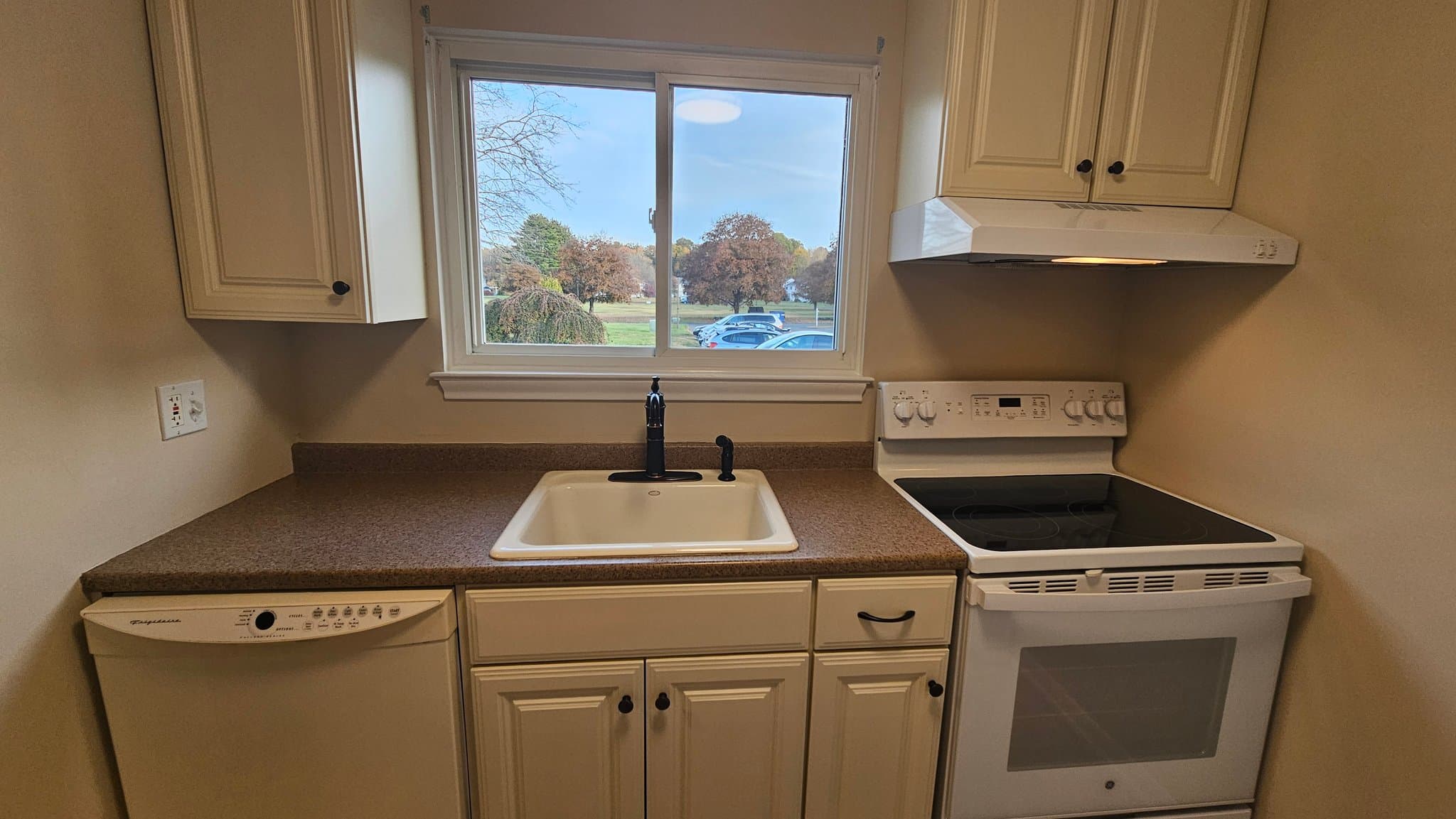 EAST GRANBY Townhome: 16 Seymour Rd