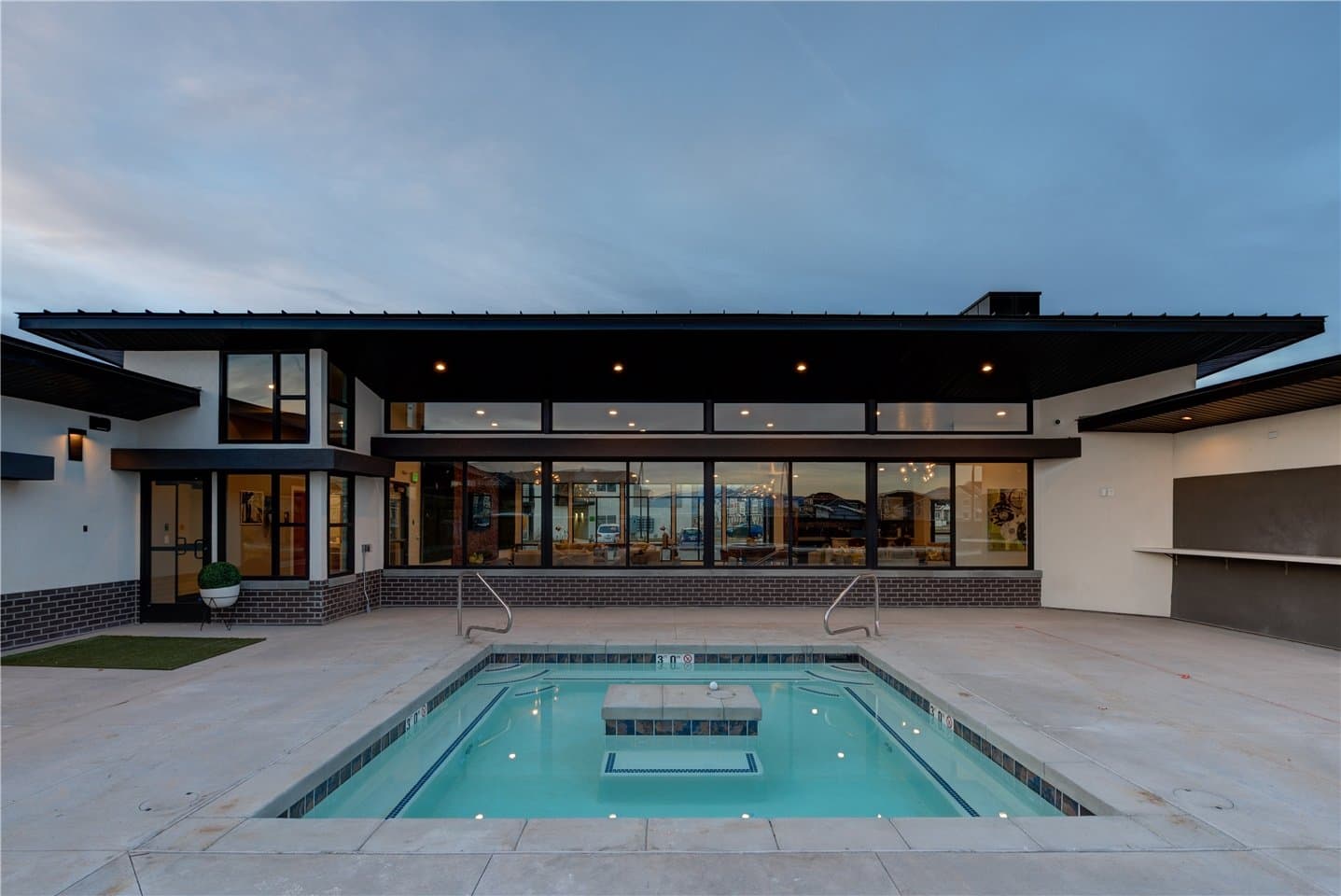 Vineyard Apartment: 250 N Mill Rd