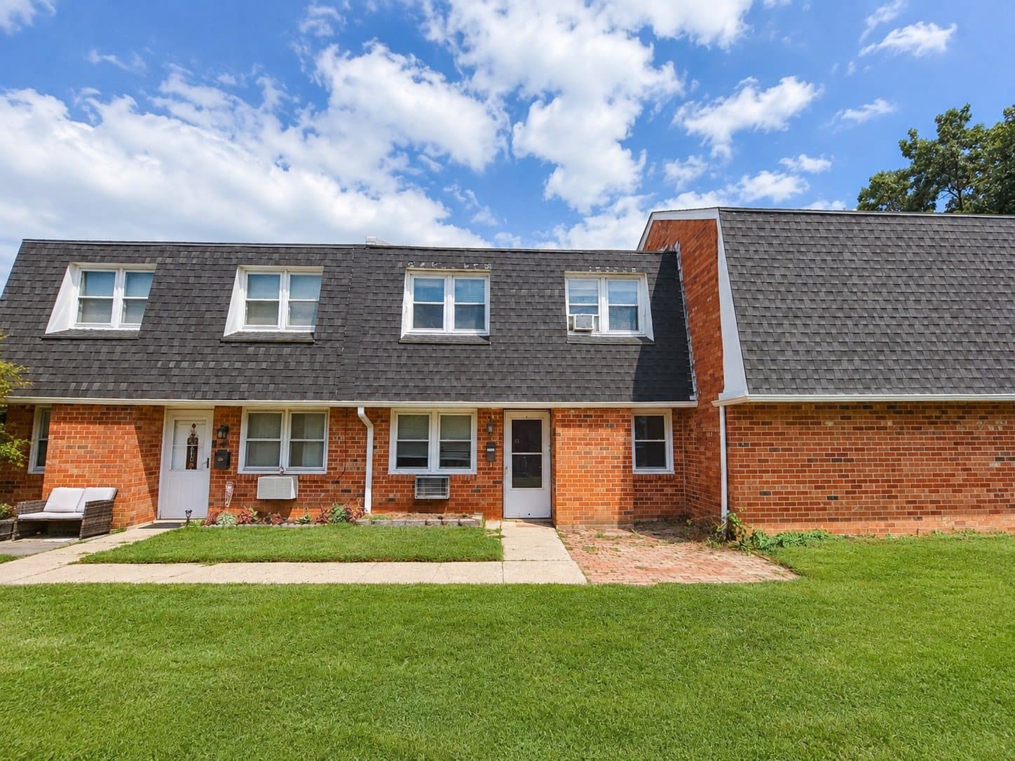 Glenside Townhome: 2539 Jenkintown Rd