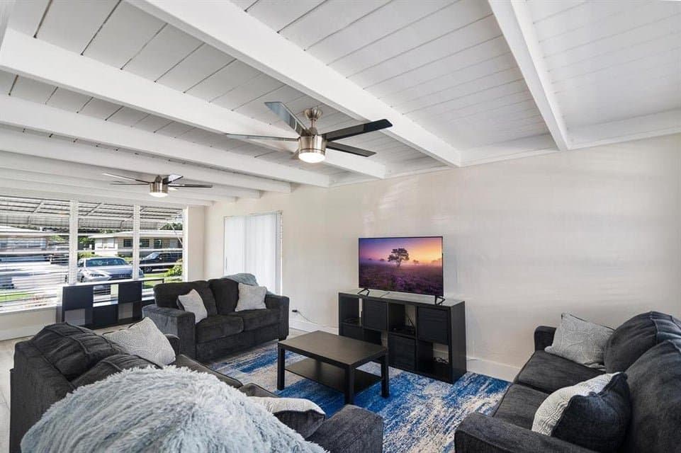Pompano Beach House: 2501 NE 12th St