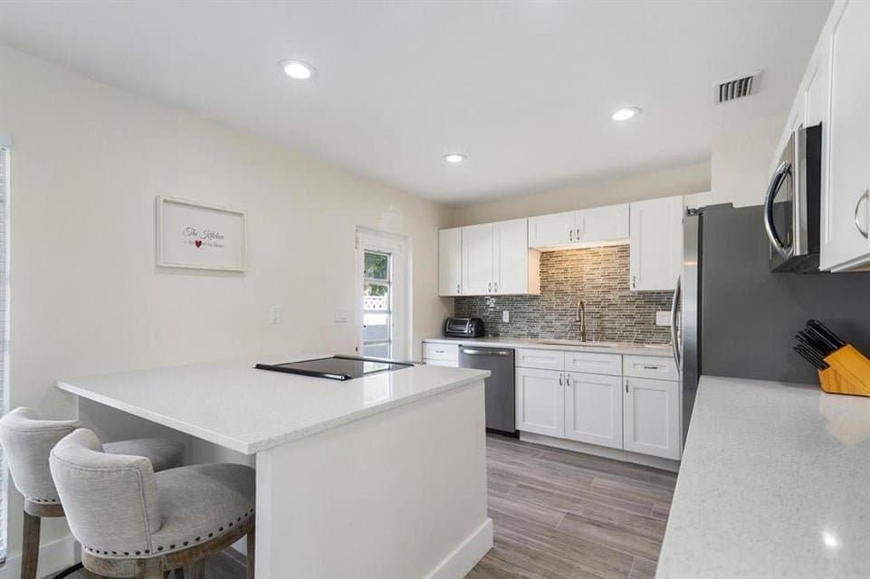 Pompano Beach House: 2501 NE 12th St
