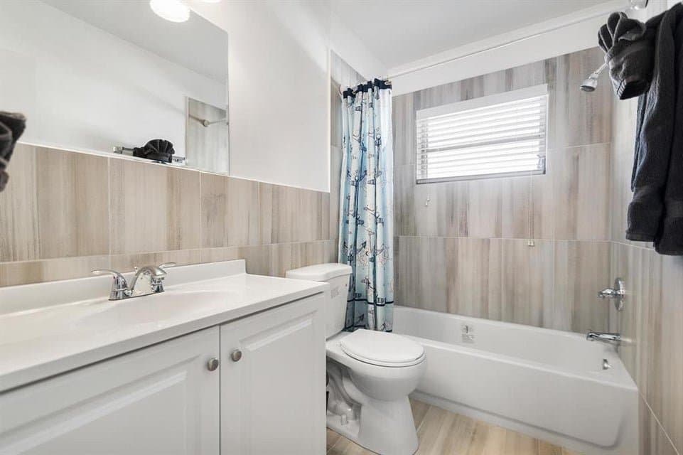 Pompano Beach House: 2501 NE 12th St