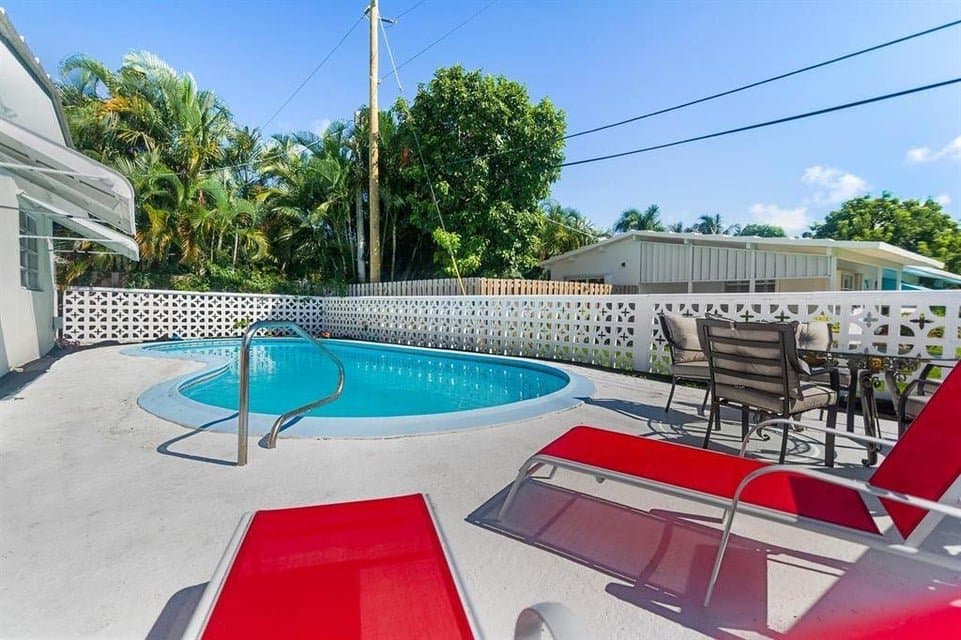 Pompano Beach House: 2501 NE 12th St