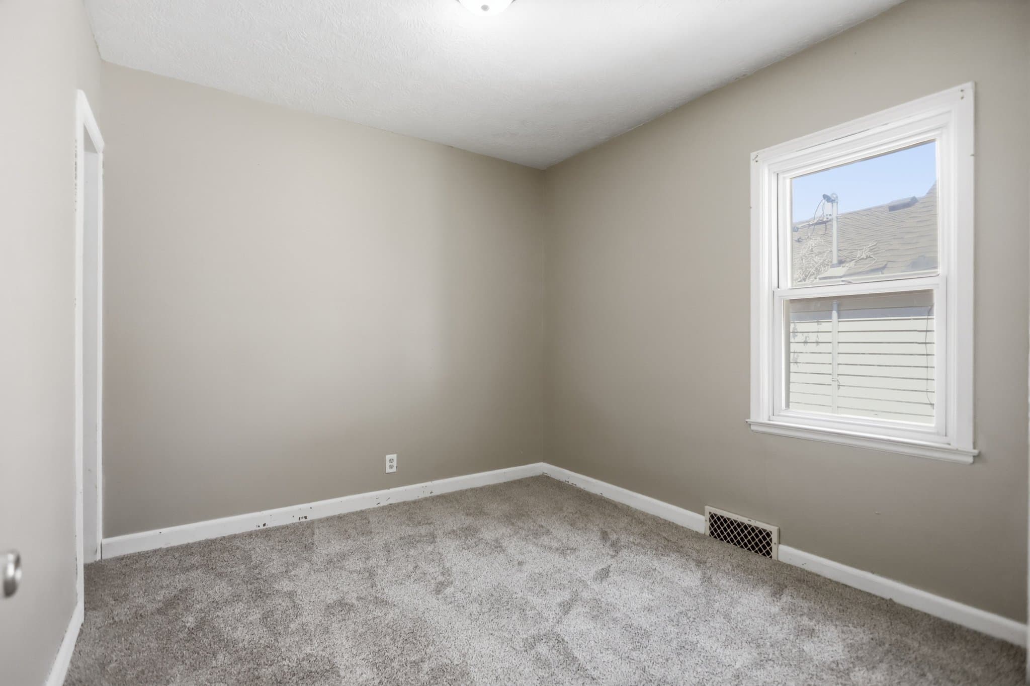Sioux Falls House: 717 S Hawthorne Ave
