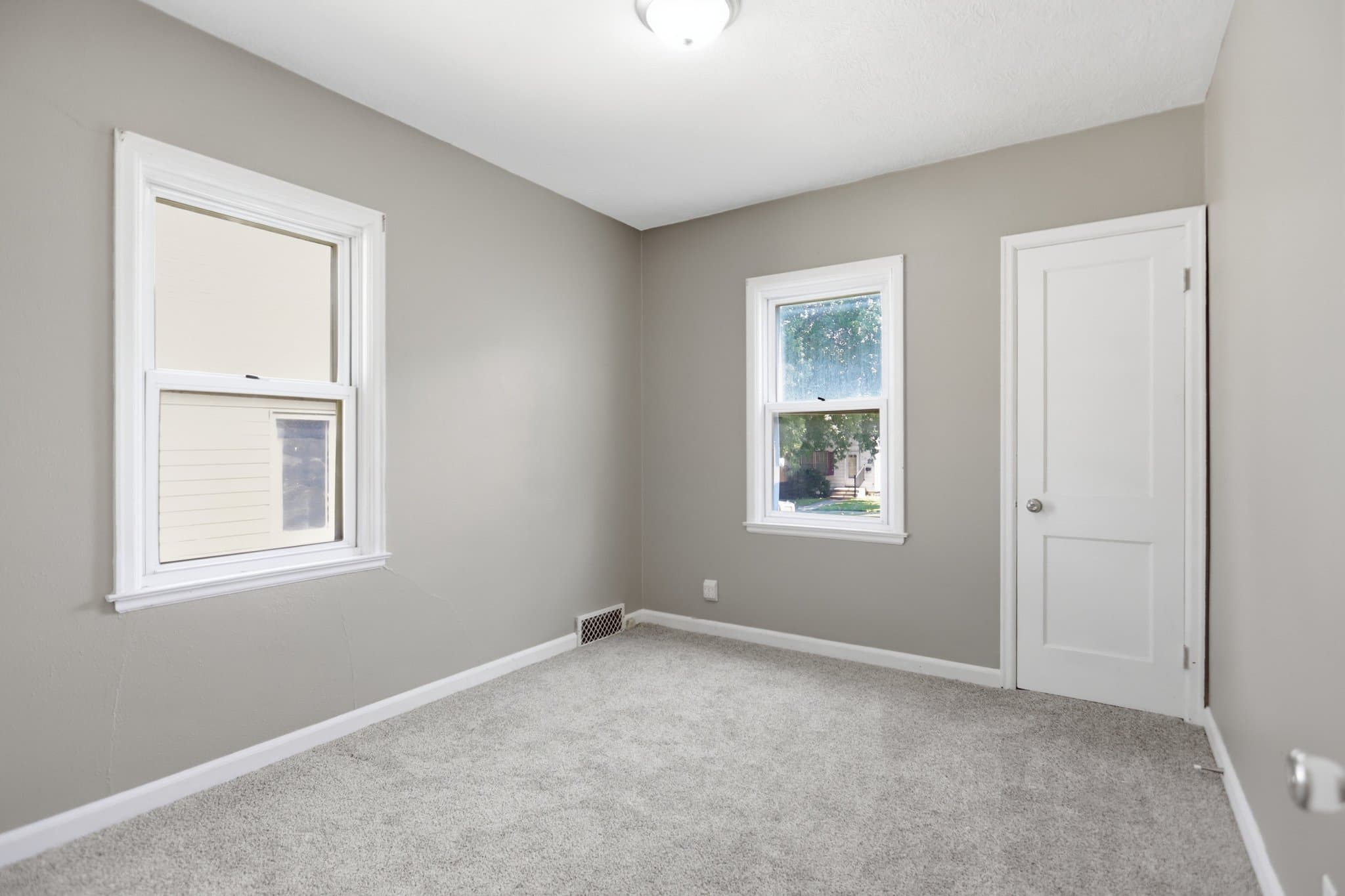 Sioux Falls House: 717 S Hawthorne Ave