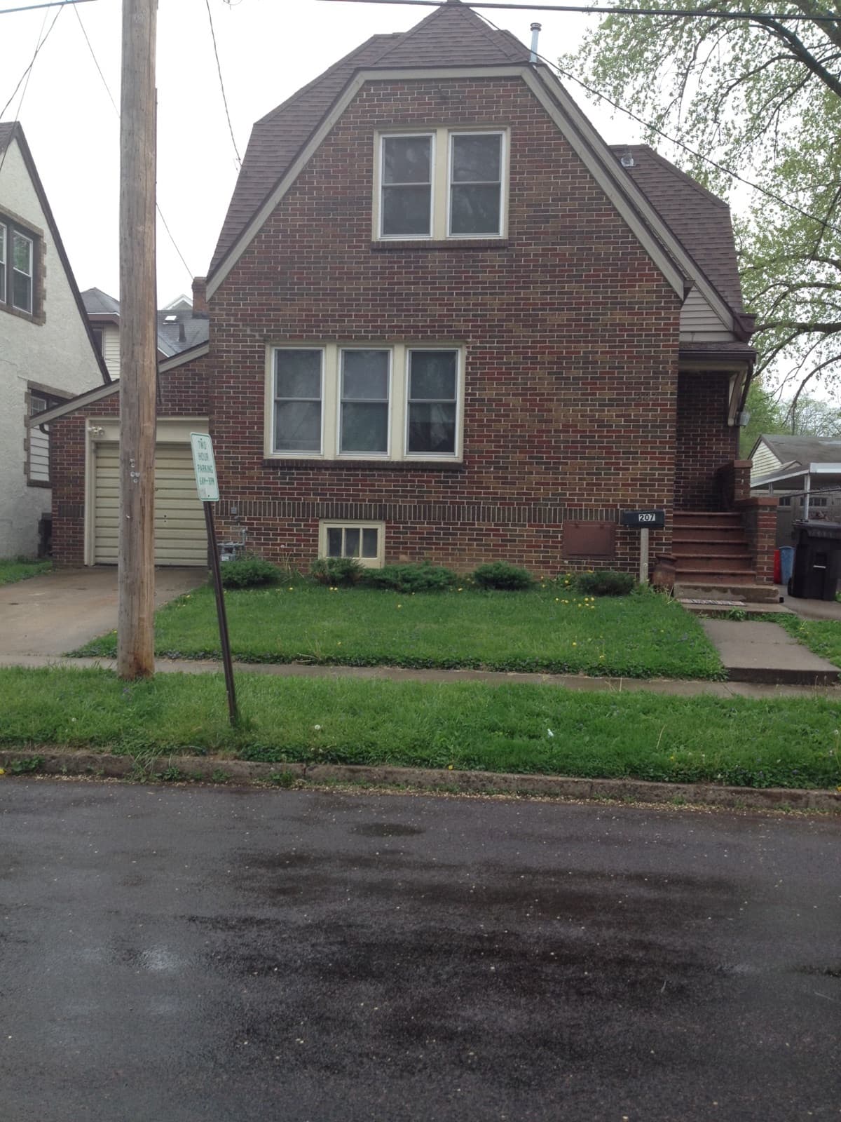 East Peoria House: 207 Almiron St