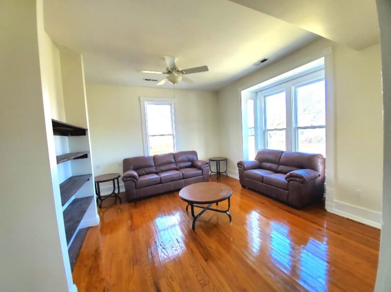 Madisonville House: 526 Monroe St