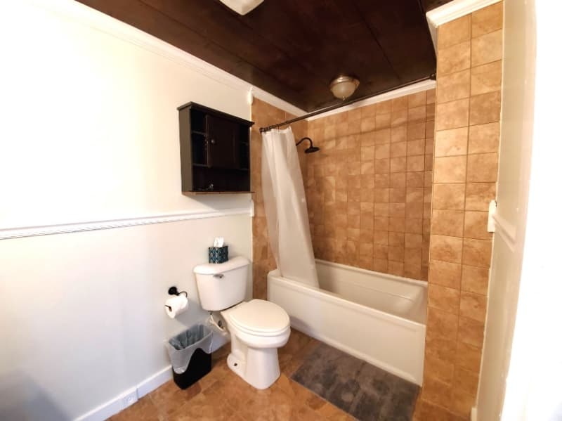 Madisonville House: 526 Monroe St