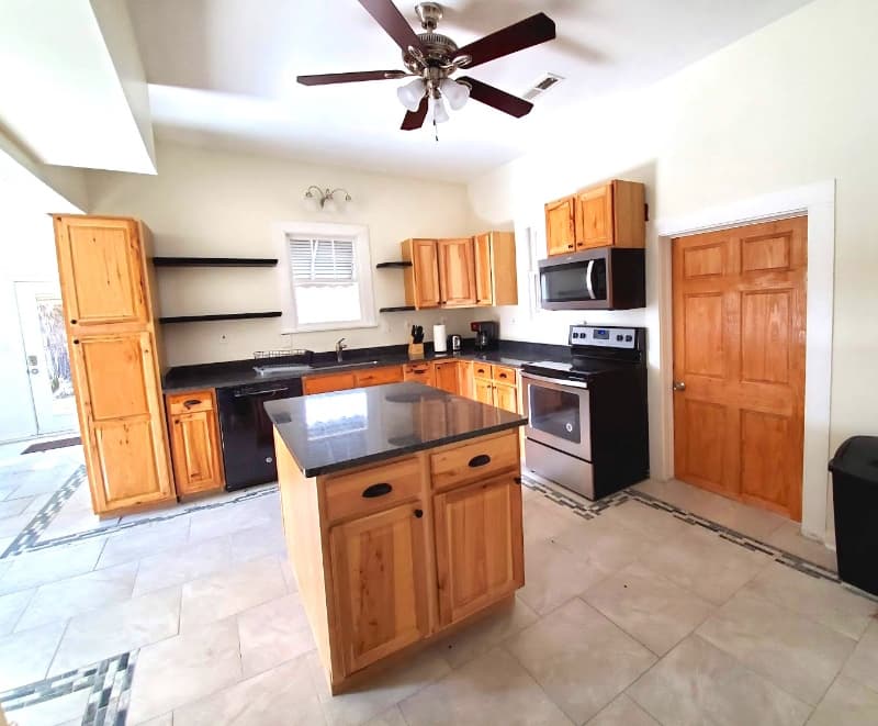 Madisonville House: 526 Monroe St