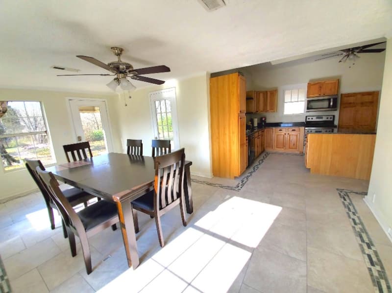 Madisonville House: 526 Monroe St