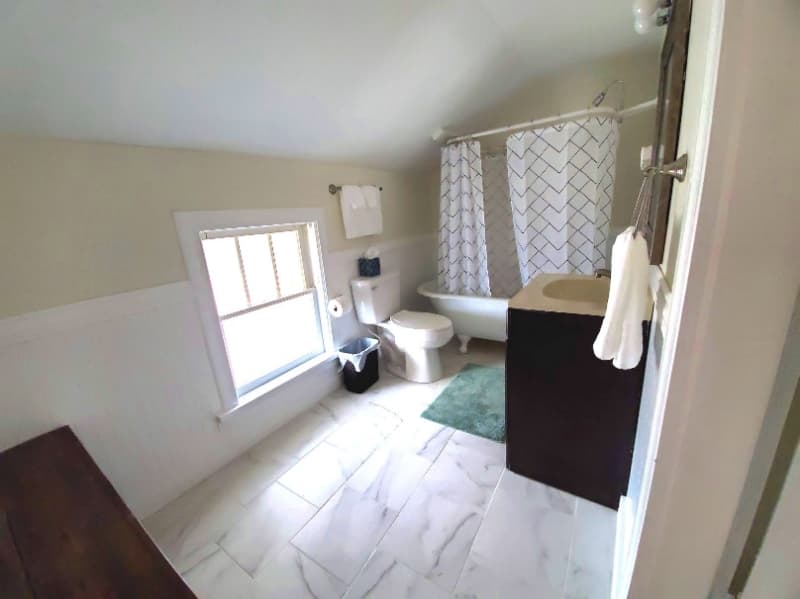 Madisonville House: 526 Monroe St