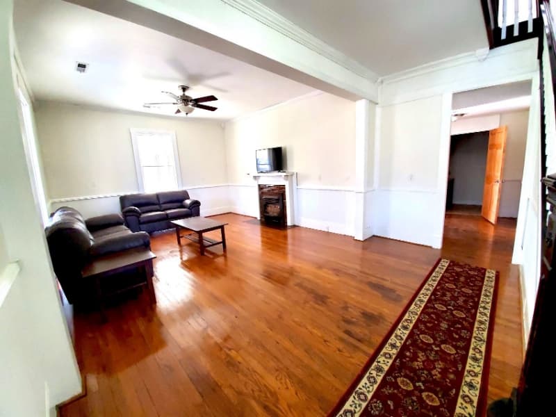 Madisonville House: 526 Monroe St
