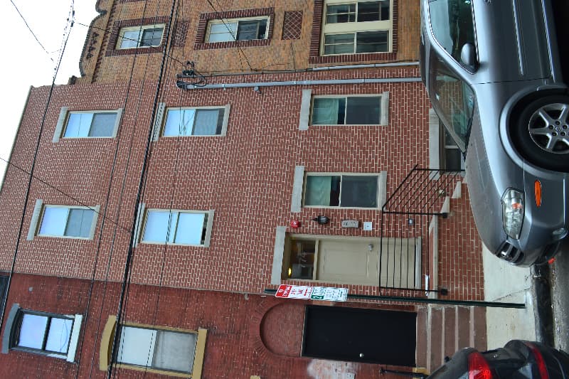 Philadelphia Apartment: 774 S 15th St