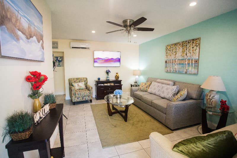 Hollywood Apartment: 1930 Grant St