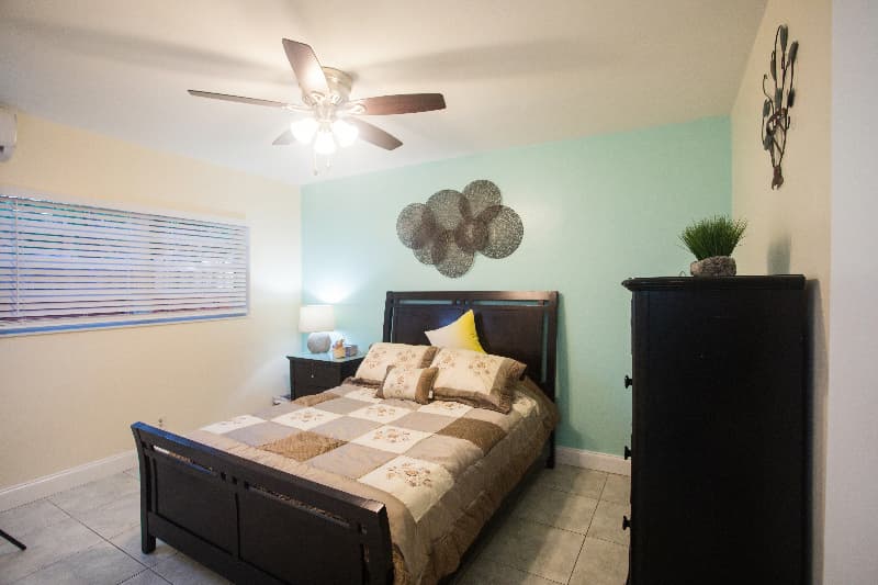 Hollywood Apartment: 1930 Grant St