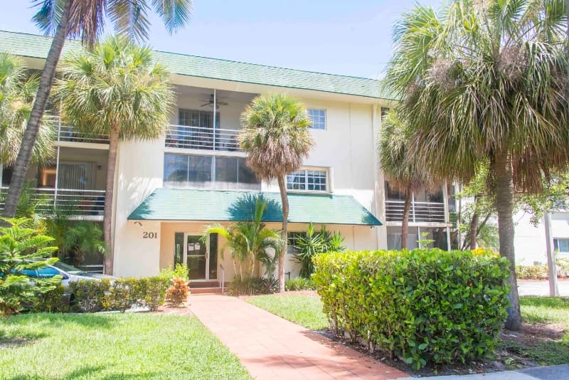 Key Biscayne Apartment: 201 Galen dr