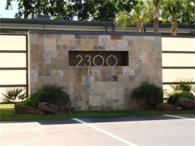 Houston Apartment: 2300 Park St