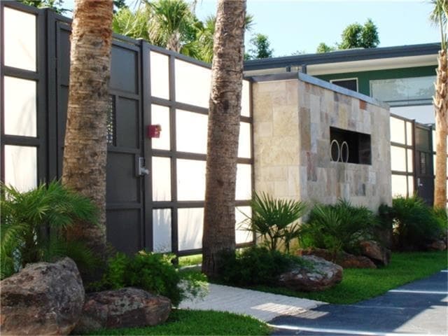 Houston Apartment: 2300 Park St