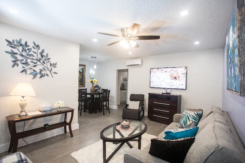 Hollywood Apartment: 1930 Grant St