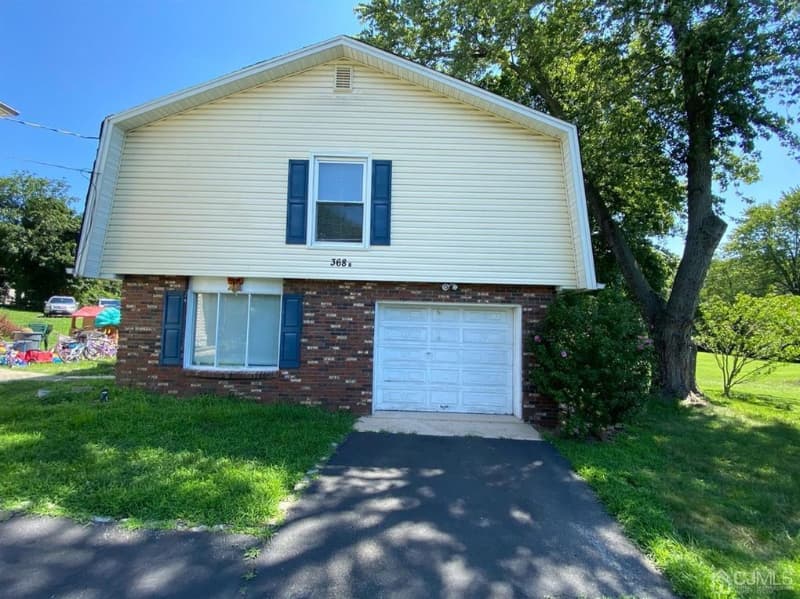 East Brunswick House: 368 Summerhill Rd