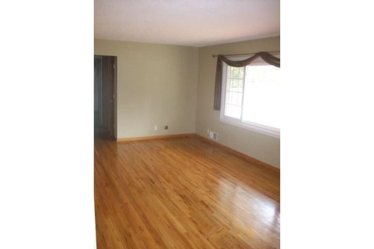 Blaine House: 10522 Madison St NE