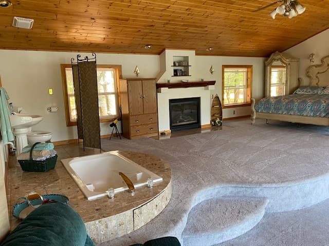 Gordon House: 15614 S Bass Lake Rd