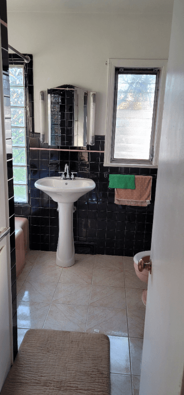North Brunswick House: 1392 How LN