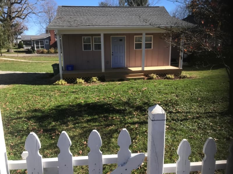 Hendersonville House: 606 Ray Ave