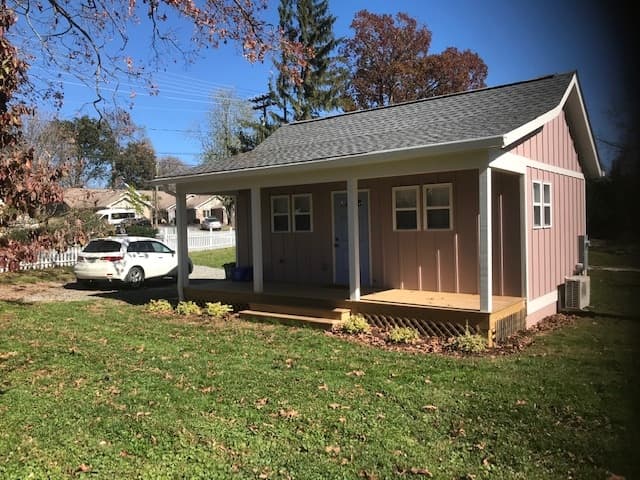 Hendersonville House: 606 Ray Ave